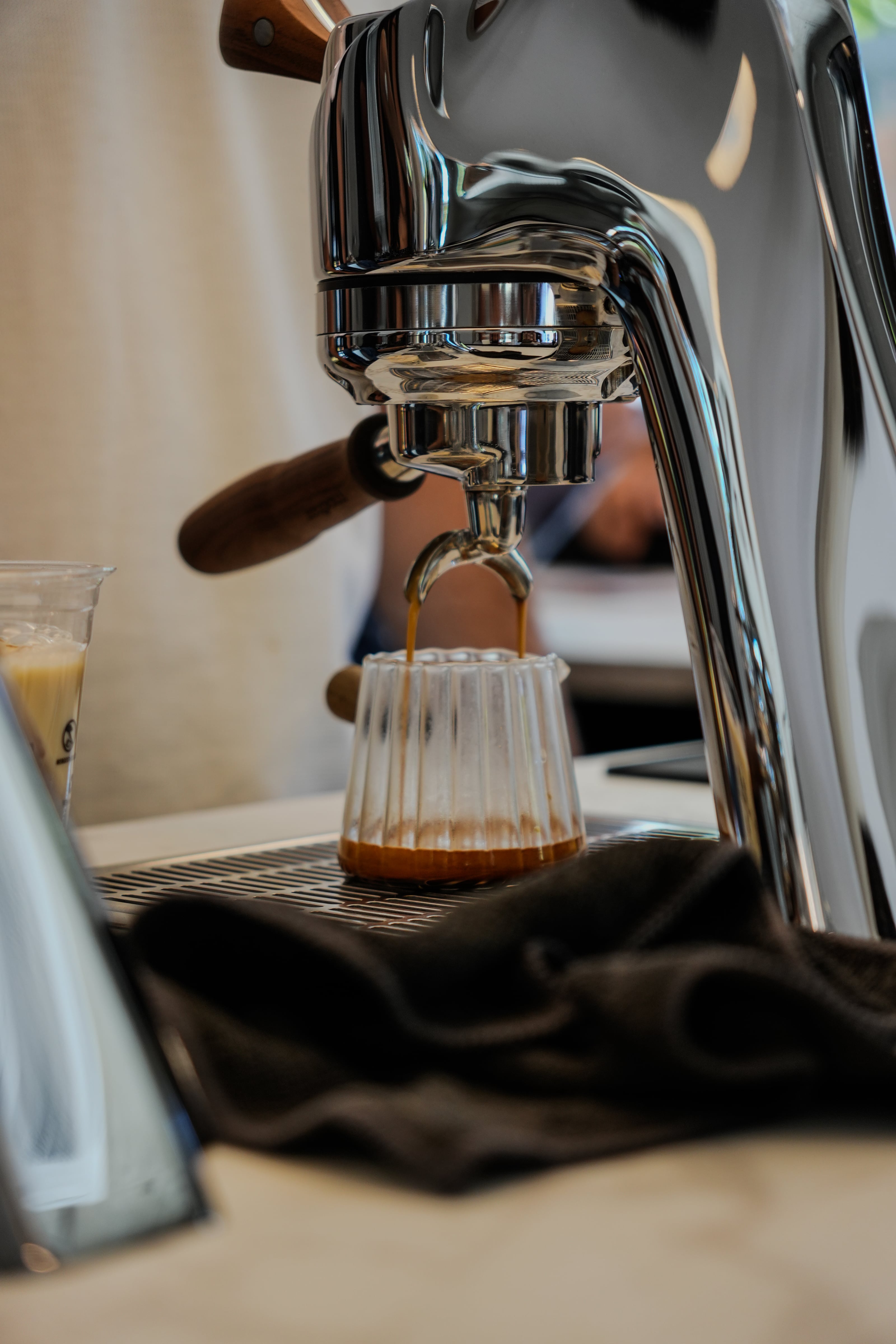Nahaufnahme der Siebträgermaschine, Espresso läuft in ein Glas