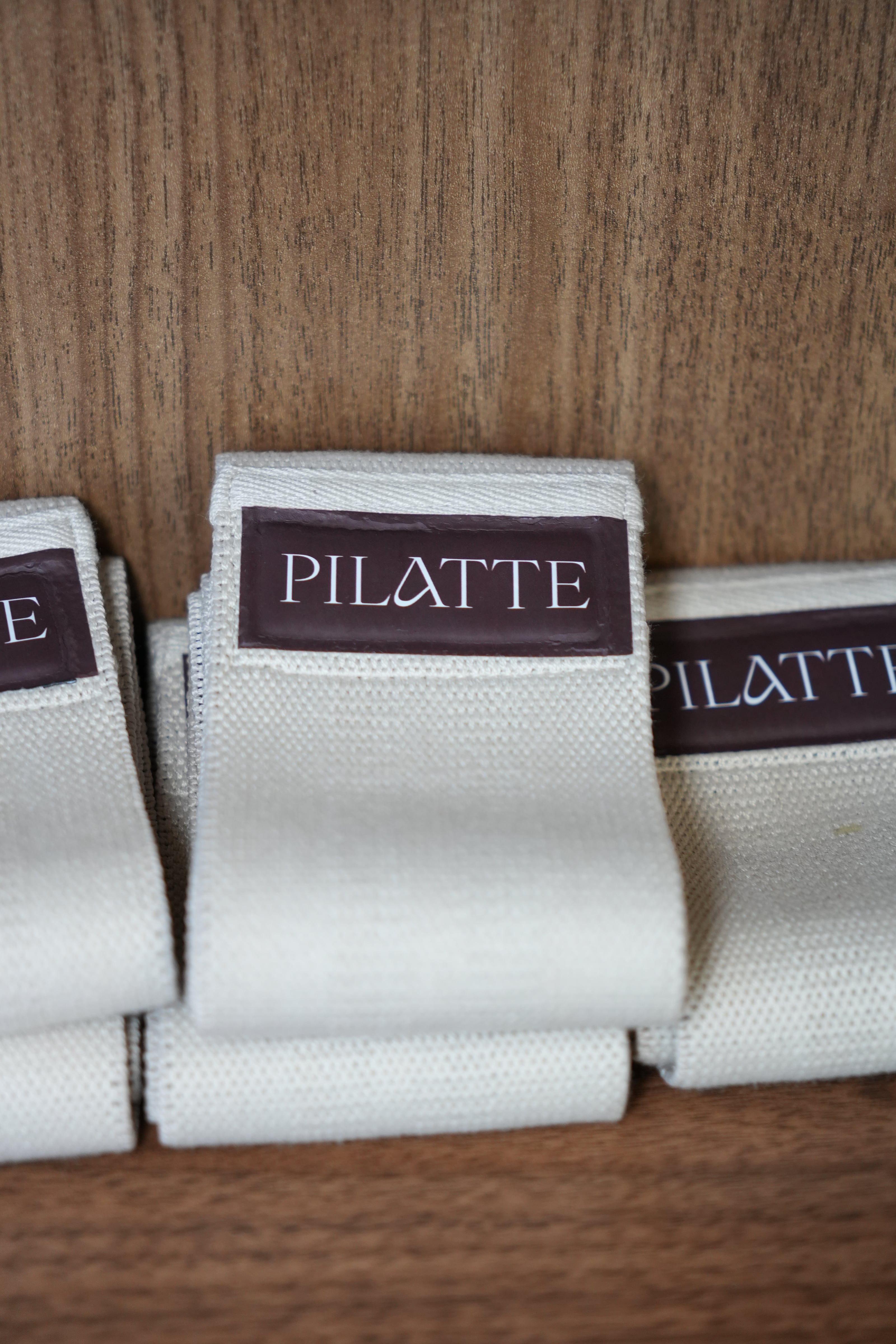 Stoffbänder mit Pilatte-Etikett im Regal