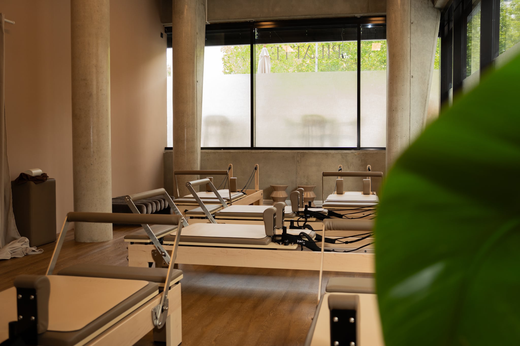 Blick durch das Studio zur Fensterfront